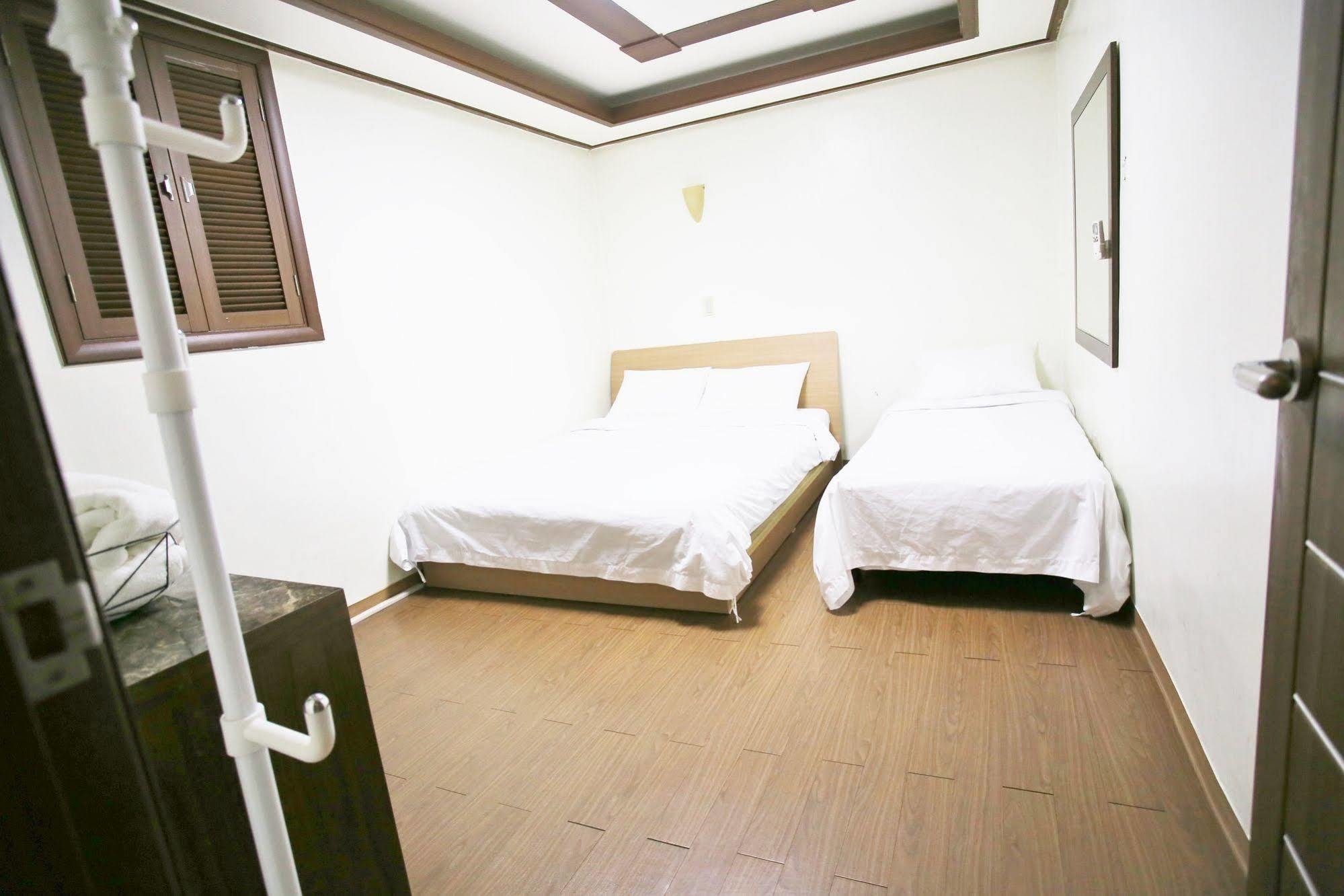 סיאול Sinchon Sisters Hostel מראה חיצוני תמונה