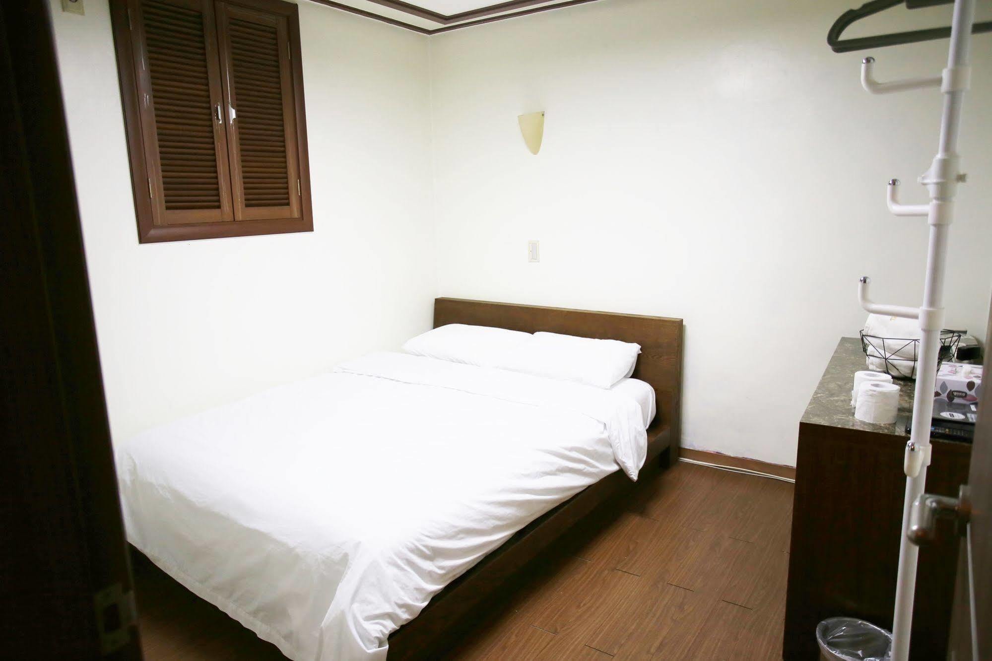 סיאול Sinchon Sisters Hostel מראה חיצוני תמונה
